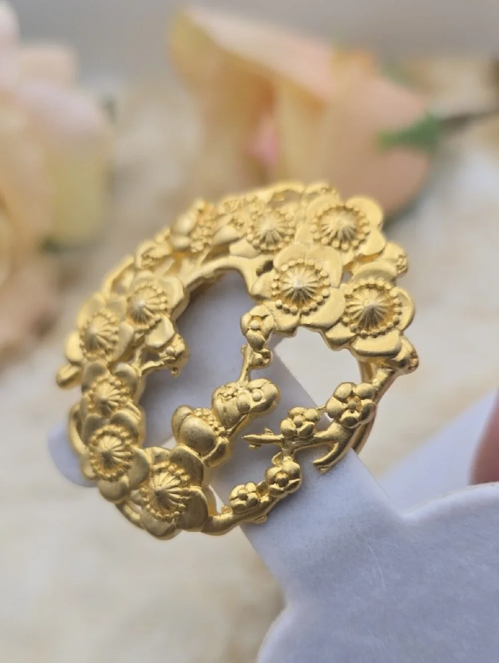 Mary McFadden, Signed. FLoral/Scalloped Gold-Tone Scarf Clip